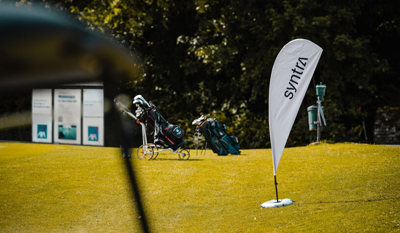Beachflag auf dem Rasen beim Syntra-Golfturnier 2025